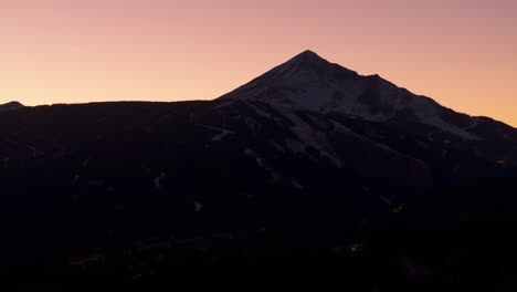 Schwenkaufnahme-Des-Wunderschönen-Einsamen-Berges-Im-Großen-Himmel,-Montana-In-Der-Abenddämmerung