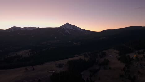 Disparo-De-Drone-Distante-De-Una-Montaña-Solitaria-En-El-Gran-Cielo,-Montana