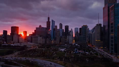 Chicago-Hyperlapse-Aus-Der-Luft-Mit-Farbenprächtigem-Sonnenuntergang