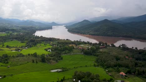 Ländliche-Landschaft-Von-Luang-Prabang-Am-Mekong-Fluss
