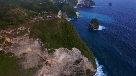 Berge-Und-Meer-Am-Kelingking-Strand-Auf-Der-Insel-Nusa-Penida,-Bali,-Indonesien---Luftaufnahme