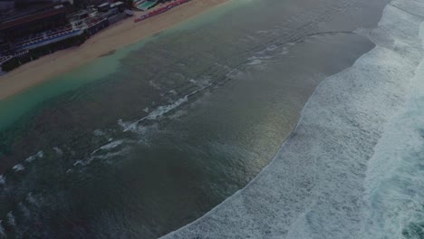 Playa-De-Malasti-En-Sinde-Angel-Drone-Ver-Turista-Plus-En-Bali-Vista-De-La-Playa-Temprano-En-La-Mañana