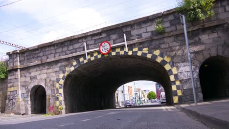Dublín,-Irlanda---Vehículos-Que-Se-Mueven-Debajo-Del-Antiguo-Puente-Del-Tren---Timelapse