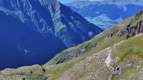 Tagsüber-Berglandschaft,-Dynamisch,-Langsam,-Stabil,-Breite-Luftdrohnenaufnahme-In-Alpiner-Umgebung-Und-üppigem-Grünem-Gras