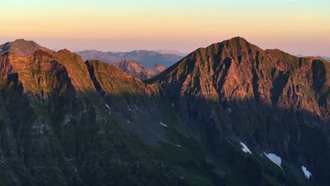 Berglandschaft-Dynamische-Langsame-Stabile-Drohnenaufnahme-Bei-Sonnenuntergang-In-Alpiner-Umgebung-Mit-Kühlen-Schatten