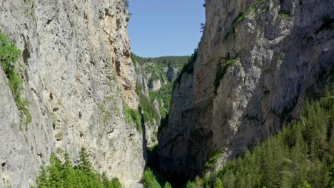 Drohne-Fliegt-Durch-Das-Naturdenkmal-Aus-Hoch-Aufragendem-Marmor-Der-Trigrad-Schlucht,-Die-Sich-Im-Westlichen-Teil-Des-Rhodopen-Gebirges-In-Bulgarien-Befindet