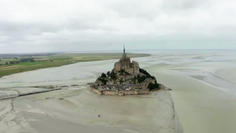 There-is-a-castle-in-the-middle-of-mont-saint-michel-beach-where-there-are-many-buildings-castle-in-France