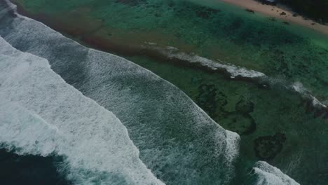 Drohnenansicht-Von-Oben-Am-Strand-Von-Bali.-Verschiedene-Arten-Von-Wellen-Erreichen-Den-Strand
