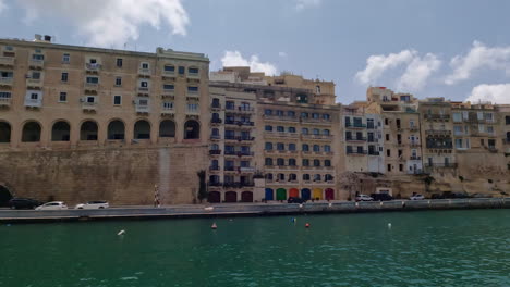 Blick-Auf-Die-Alten-Gebäude-Oberhalb-Der-Kaimauer-Von-Valletta-Auf-Der-Insel-Malta