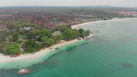 Luftaufnahme-Des-Tropischen-Strandes-Auf-Der-Insel-Belitung-In-Indonesien