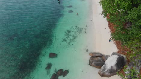 Von-Oben-Nach-Unten-Aufnahme-Des-Strandes-Mit-Türkisfarbenem-Wasser-In-Belitung,-Indonesien,-Aus-Der-Luft