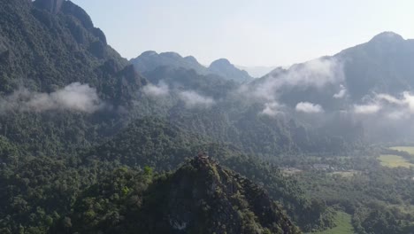 Luftflug-Zum-Aussichtspunkt-Nam-Xay-In-Vang-Vieng,-Laos,-Mit-Leichten-Wolken-Darüber-Schweben