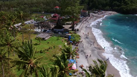 Tropische-Landschaft-Des-Crystal-Bay-Beach-Auf-Der-Insel-Nusa-Penida,-Bali,-Indonesien---Luftaufnahme