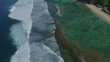 Melasti-Beach-Bail-Indonesien-Das-Strandwasser-Zeigt-Verschiedene-Farben-Und-Das-Strandwasser-Ist-Kristallklares-Wasser