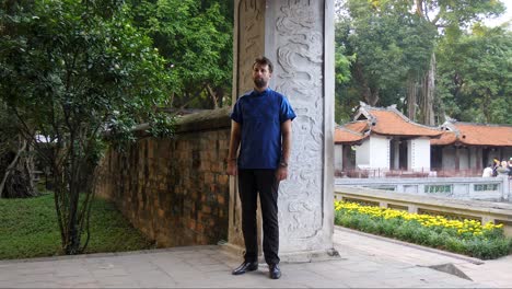Erwachsener-Ausländischer-Mann,-Der-Traditionelle-Chinesische-Kleidung-Für-Ein-Fotoshooting-Trägt