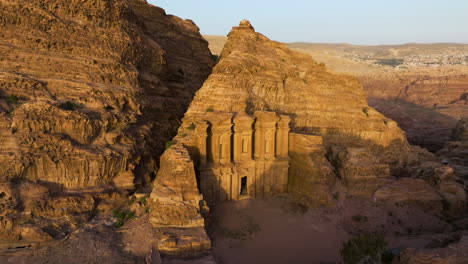 Fassade-Des-Klosters-Ad-Deir-Bei-Sonnenuntergang-In-Petra,-Jordanien