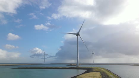 Turbinas-Eólicas-En-La-Costa-Que-Producen-Energía-Verde-Limpia,-Espacio-De-Copia-Aérea