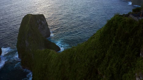Famous-Cliffs-Of-Kelingking-Beach-Nusa-Penida-Near-Bali-Indonesia