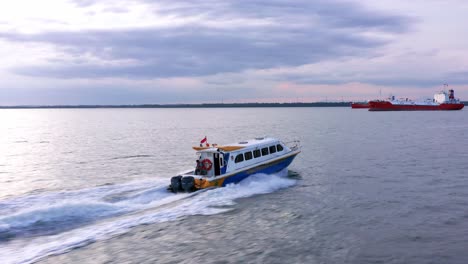 Schnellboot-Fährt-In-Der-Abenddämmerung-Schnell-über-Das-Wasser-In-Balikpapan,-Kalimantan,-Indonesien