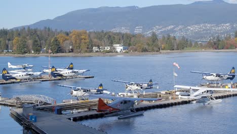 Vancouver-Wasserflugzeugterminal-Mit-Wasserflugzeugen-Am-Pier---Sonniger-Tag