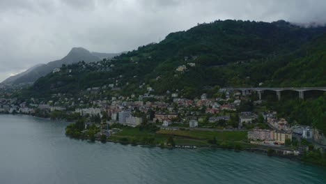 Reisestadt-Ascona-In-Der-Schweiz-Mit-Malerischem-Blick-Auf-Den-Wunderschönen-See.-Auf-Dem-Berg-Gibt-Es-Viele-Niedrige-Häuser