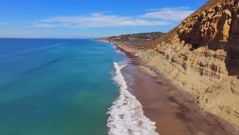 Sandy-Coastline-And-Rugged-Cliffs-In-Torrey-Pines-State-Beach-On-A-Sunny-Day-In-California,-USA