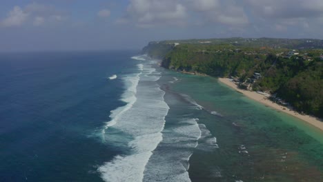 Playa-Melasti-Hermosa-Playa-En-Bali-Indonesia-Muchos-Turistas-Vienen-Aquí-De-Vacaciones
