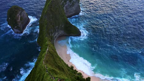 Playa-De-Kelingking-En-La-Isla-De-Nusa-Penida,-Bali,-Indonesia---Toma-Aérea-Con-Drones