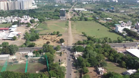Luftbild-Drohnenkamera-Der-Stadt-Rajkot-Bewegt-Sich-Vorwärts,-Wo-Der-Bau-Eines-Hochhauses-Im-Gange-Ist