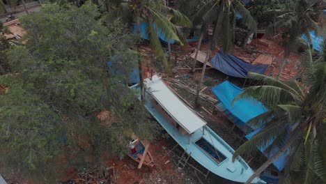 Draufsicht-Auf-Den-Bootsbau-Auf-Der-Indonesischen-Insel-Belitung,-Luftaufnahme