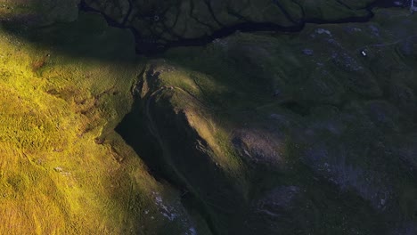 Luftaufnahme-über-Der-Wassermündung-Des-Flusses-Mit-Leuchtend-Grünem-Gras-Und-Schatten