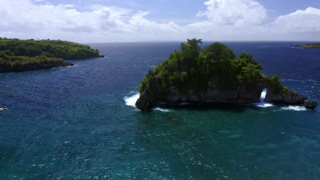 Inselchen-über-Dem-Buchtstrand-Von-Crystal-Bay-Nusa-Penida-In-Der-Nähe-Von-Bali,-Indonesien
