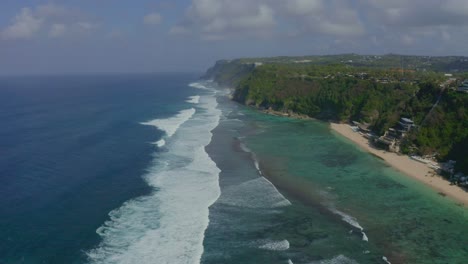 Die-Wellen-Am-Strand-Von-Melasti-Auf-Bali,-Indonesien,-Berühren-Den-Berg