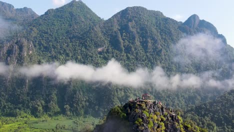 Vista-Aérea-Del-Mirador-De-Nam-Xay-En-Vang-Vieng,-Laos-Con-Nubes-Ligeras-Flotando-Encima.