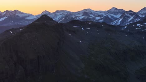 Berglandschaft-Dynamische-Langsame-Stabile-Drohnenaufnahme-Bei-Sonnenuntergang-In-Alpiner-Umgebung-Mit-Bergschichten