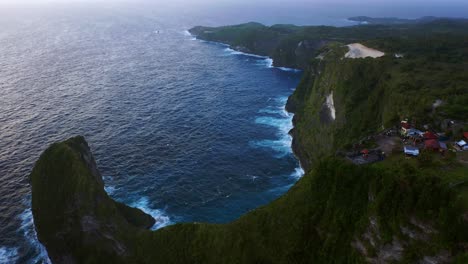 Mar-Y-Rocas-En-La-Playa-De-Kelingking,-Nusa-Penida,-Bali,-Indonesia---Toma-Aérea-De-Drones