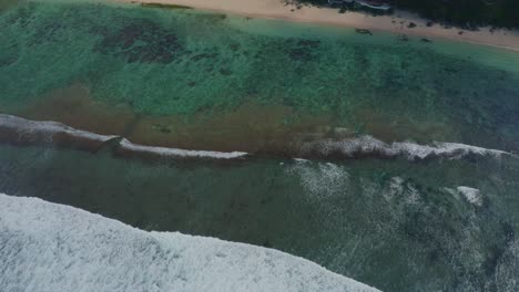 Morgens-Kommen-Wellen-Am-Strand-Von-Melasti,-Filmaufnahme-Auf-Bali,-Indonesien.-Verschiedene-Arten-Von-Motiven-Fallen-Ins-Wasser