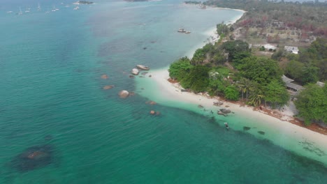 Toma-Aérea-De-La-Isla-Belitung-Indonesia-Playa-Blanca-Mar-Azul