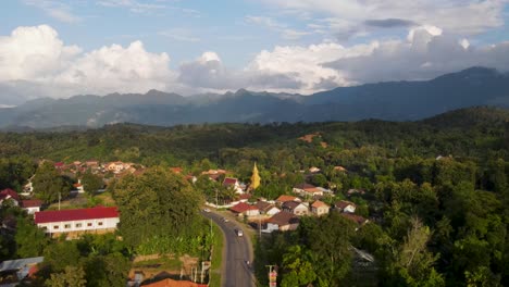 Vista-Panorámica-Aérea-Sobrevolando-Casas-Rurales-En-Luang-Prabang-Durante-La-Hora-Dorada