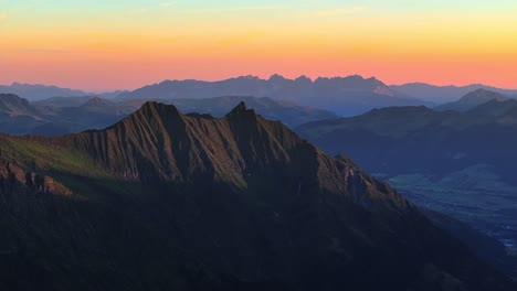 Berglandschaft-Dynamische-Langsame-Stabile-Drohnenaufnahme-Bei-Sonnenuntergang-In-Alpiner-Umgebung-Und-Scharfen-Bergrücken