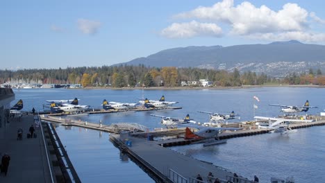 Wasserflugzeugterminal,-Wasserflugzeuge-Am-Pier-Des-Vancouver-Harbour-Flight-Center---Sonniger-Tag