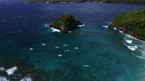 Boats-On-The-Turquoise-Seascape-Of-Crystal-Bay-Beach-In-Nusa-Penida,-Bali,-Indonesia---aerial-shot
