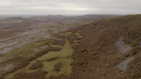 Die-Felsigen-Berge-Und-Graslandschaften-Des-Burren-Nationalparks-In-Einer-Filmischen-Luftaufnahme