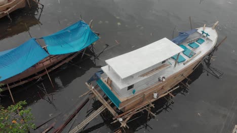 Mann-Malt-Neues-Fischereifahrzeug-In-Belitung-Indonesien,-Luftaufnahme