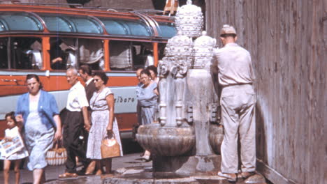 Tráfico-Y-Peatones-Frente-A-La-Fontana-Delle-Tiare-En-Roma-En-Los-Años-1960