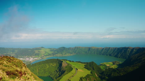 Malerische-Aussicht-Vom-Aussichtspunkt-Miradouro-Mit-Blick-Auf-Die-Vulkanische-Seenlandschaft-Boca-Do-Inferno-Auf-Der-Insel-Sao-Miguel-Auf-Den-Azoren
