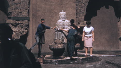 Touristen-Trinken-In-Den-1960er-Jahren-Wasser-Aus-Der-Fontana-Delle-Tiare-In-Rom