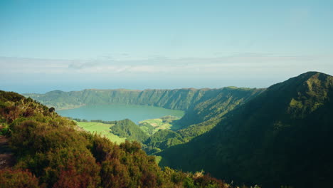 Vista-Pintoresca-Desde-El-Mirador-Miradouro-Con-Vistas-Al-Paisaje-Del-Lago-Volcánico-Boca-Do-Inferno-En-La-Isla-De-Sao-Miguel-En-Las-Azores.