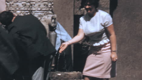 Los-Visitantes-Beben-Agua-Dulce-En-La-Fontana-Delle-Tiare-En-Roma-En-Los-Años-1960.