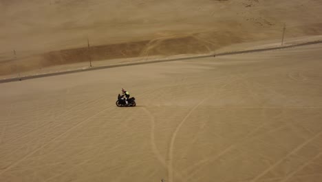 Una-Motocicleta-Circulando-Por-Las-Dunas-Del-Desierto.